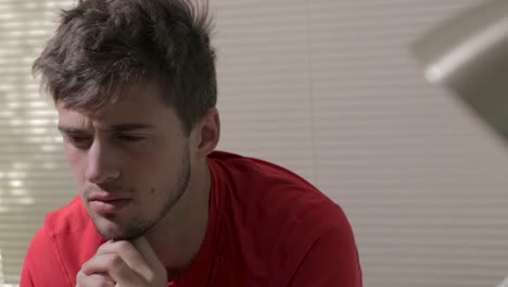 plano medio de un hombre que parece deprimido en una habitación