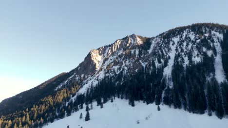 Impresionante-Vista-Aérea-De-Drones:-Montaña-Cubierta-De-Nieve-Llamada-Jaegerkamp-En-Los-Alpes-Bávaros,-Paraíso-Invernal-Con-Picos-Iluminados-Por-El-Sol,-Vista-Aérea-De-La-Montaña-En-Alemania