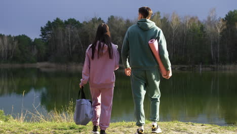 pareja caminando por el bosque