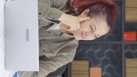 el video vertical de la mujer de negocios soñadora es feliz y alegre.