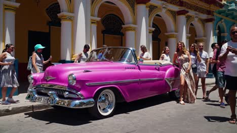 coche descapotable rosa en la habana, cuba