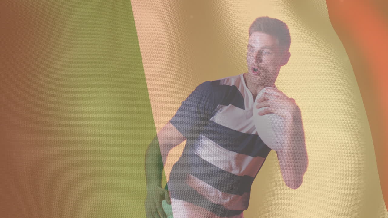 animación de la bandera de italia sobre un jugador de rugby caucásico corriendo con la pelota