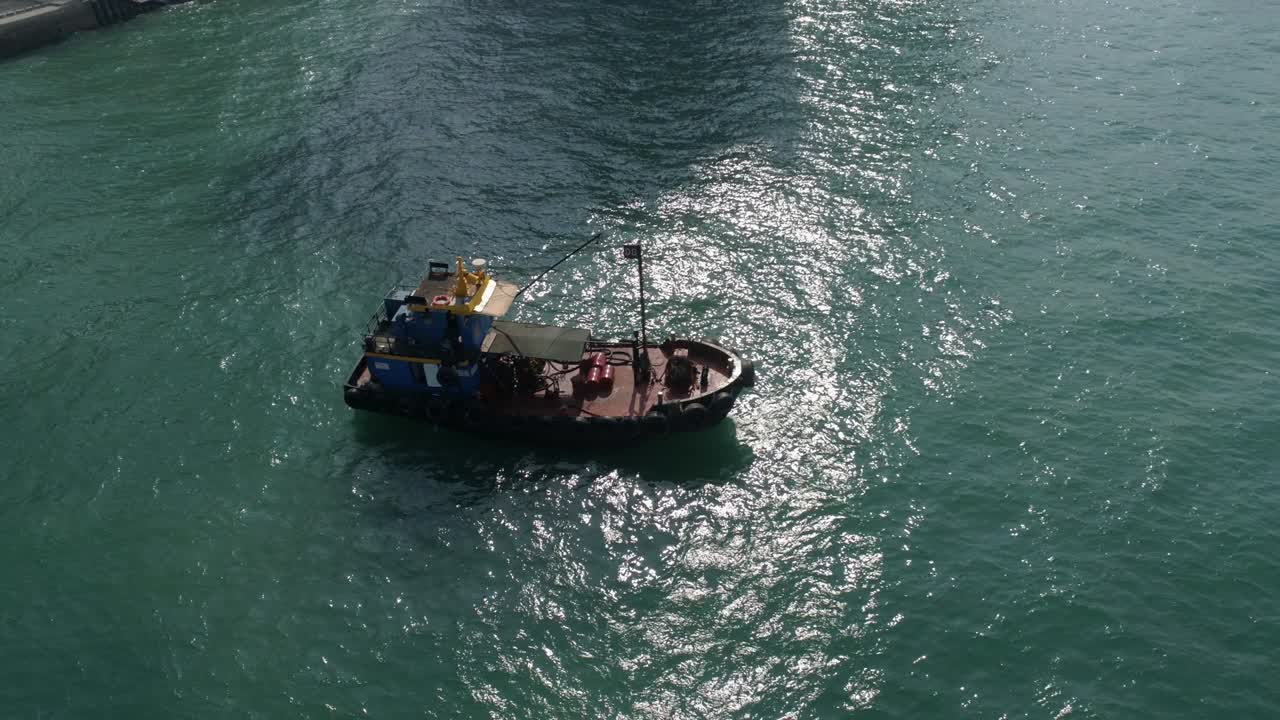 은 날 홍콩 물 교통 보트 빅토리아 항구 공중 파노라마 4k 중국