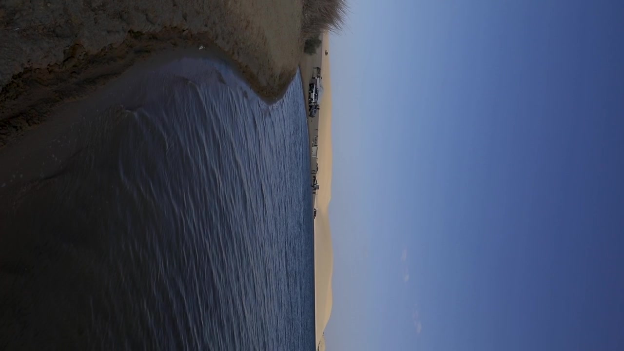 Lago en el desierto de Fayoum en Egipto - video vertical