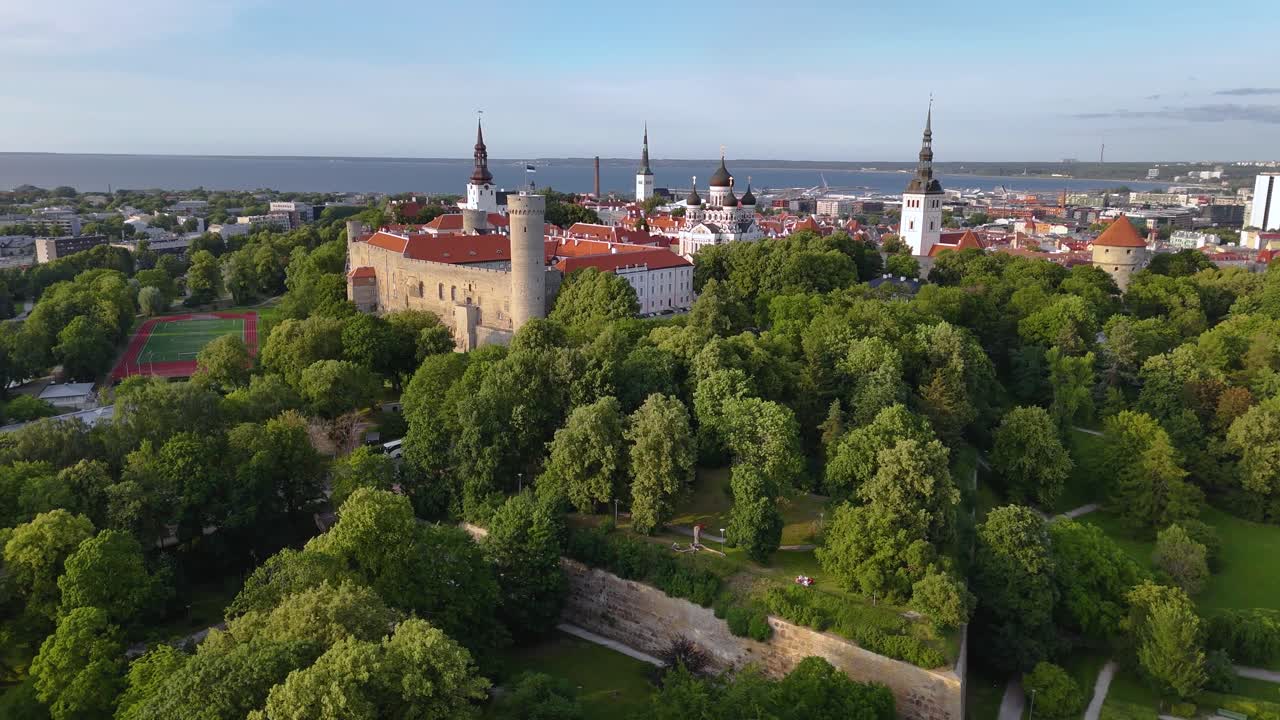 Vista aérea cenital gran angular con dron del casco antiguo de Tallin, Estonia