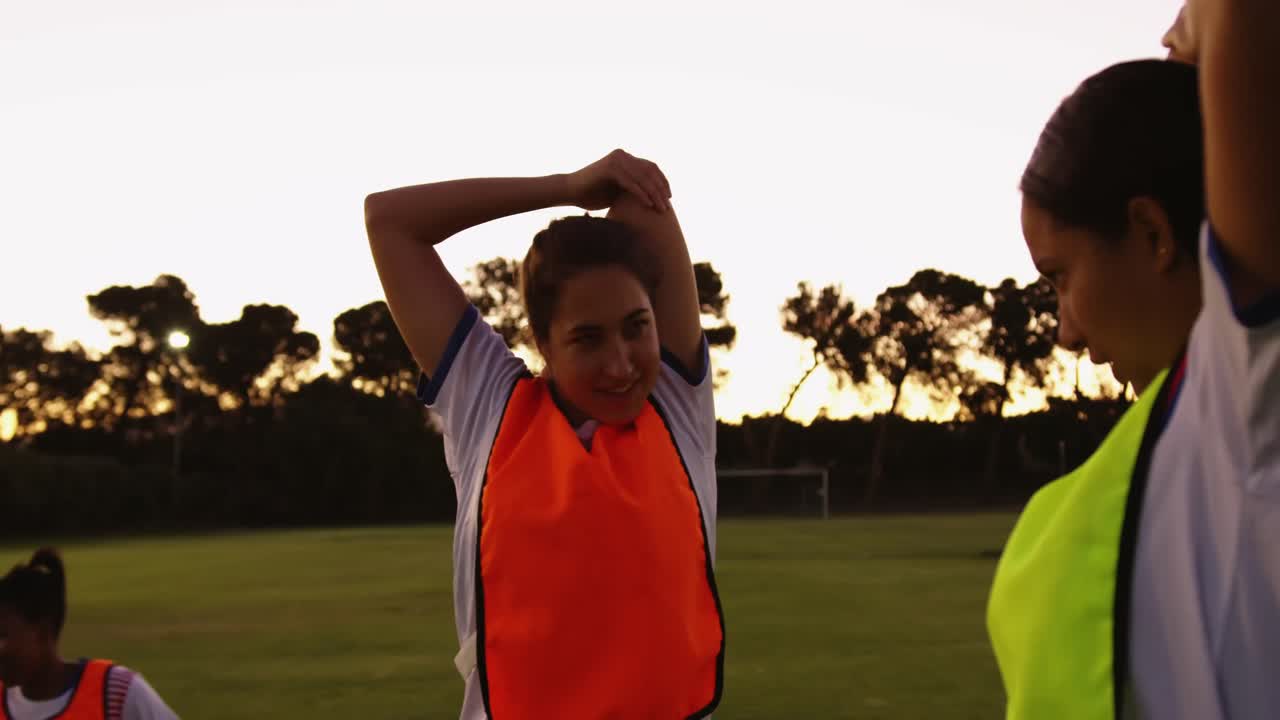 jugadoras de fútbol estirando sus brazos. 4k