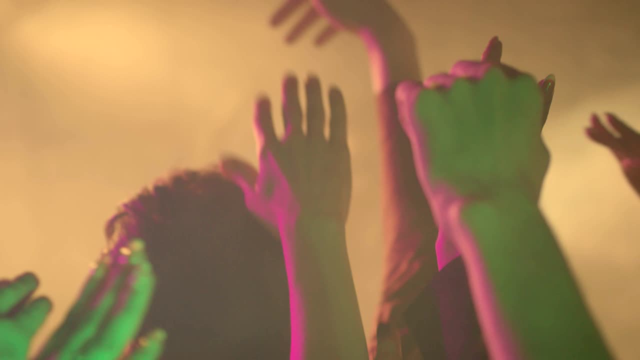 en una fiesta en manos en cámara lenta