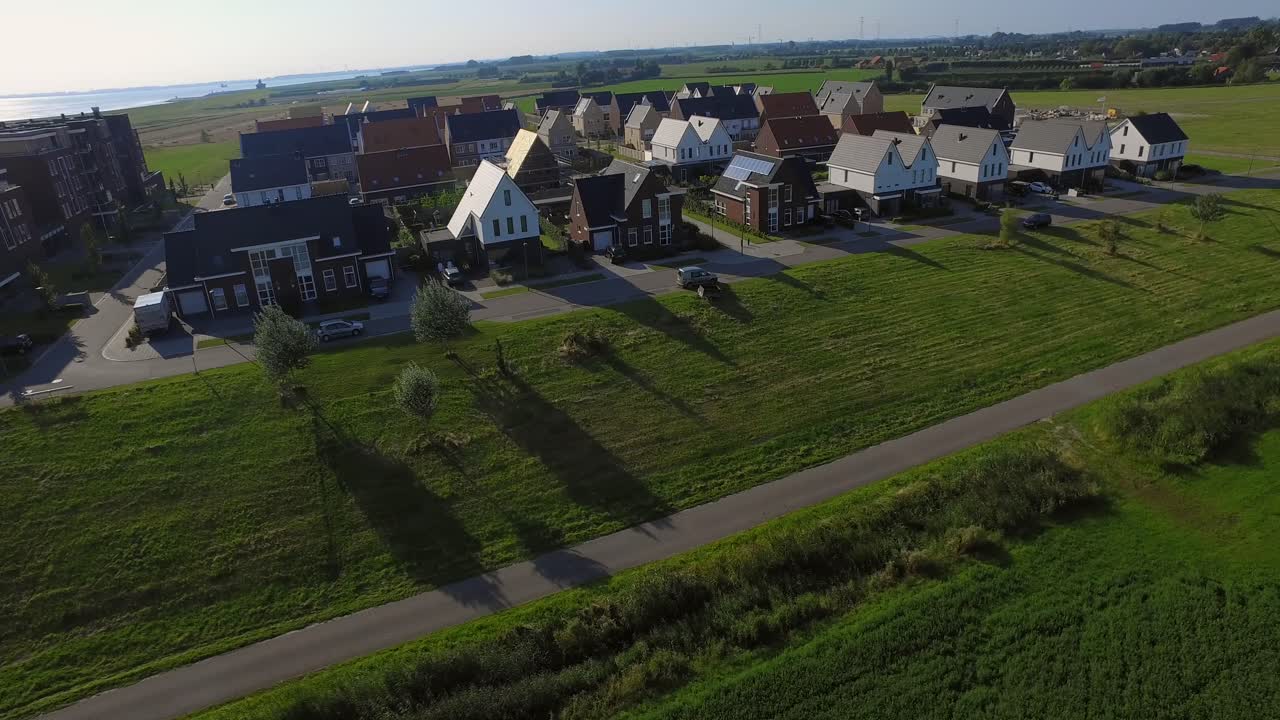 네덜란드 크루이닝겐(kruiningen)의 바다 근처에 있는 새로운 동네의 공중 촬영