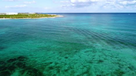 Mexikanischer-All-Inclusive-Strand-Mit-Weißem-Sand-Und-Türkisfarbenem-Wasser