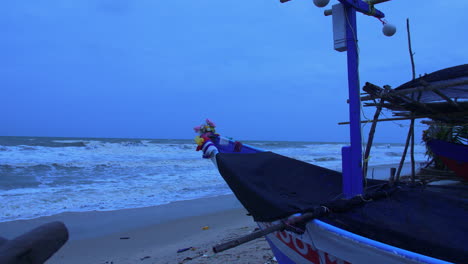 Traditionelles-Holzboot-Am-Sandstrand-In-Thailand