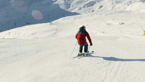 Professional-Skiracer-skiing-fast-turns-on-a-ski-slope