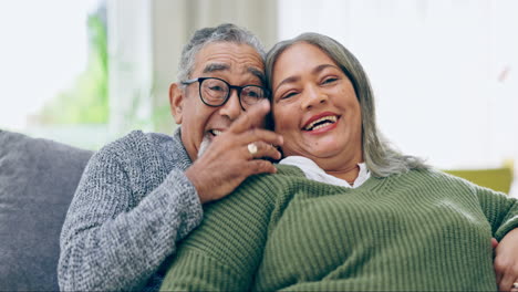 Relajarse,-Reír-Y-Una-Pareja-De-Ancianos-En-El-Sofá-Viendo-La-Televisión