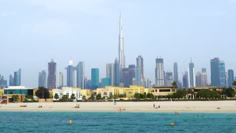 Plano-Panorámico-Suave-Y-Estable-Del-Horizonte-De-Dubái-Y-Las-Playas,-Incluido-El-Burj-Kahalifa