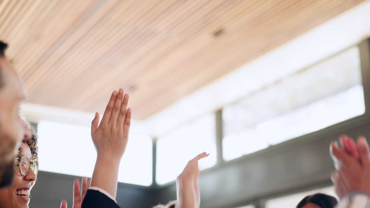 ganar, trabajo en equipo o manos de gente de negocios alta