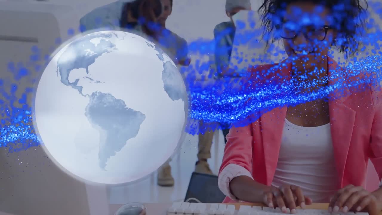 animación del globo y las partículas azules procesando datos sobre felices colegas diversos en la oficina