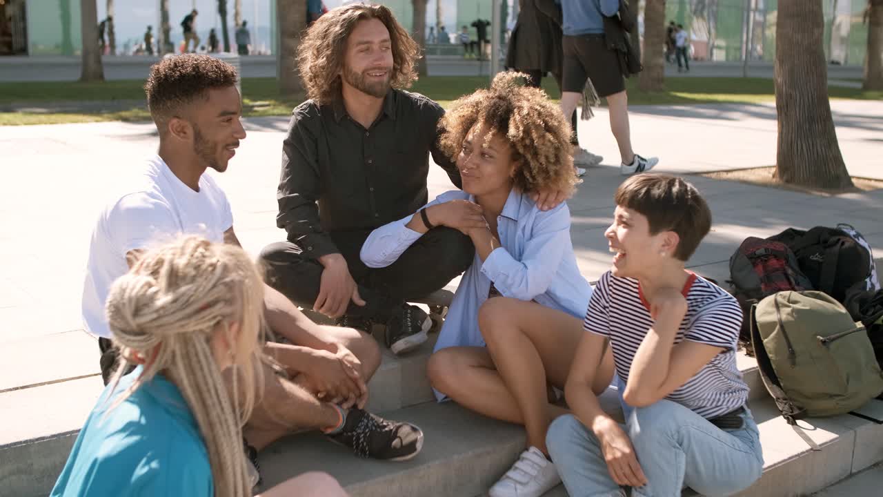 amigos con estilo relajándose en la calle