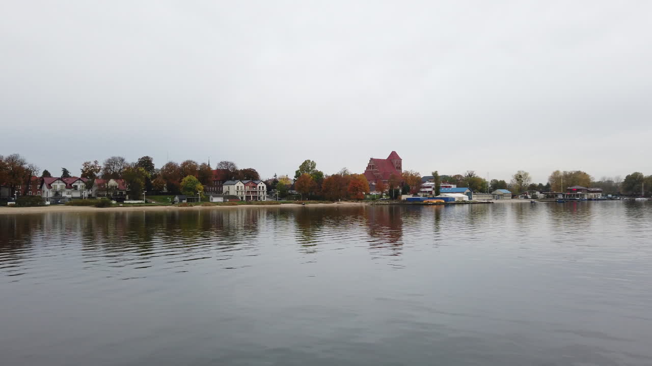 하얀 부두에서 해안과 퍽 도시의 탁 트인 풍경