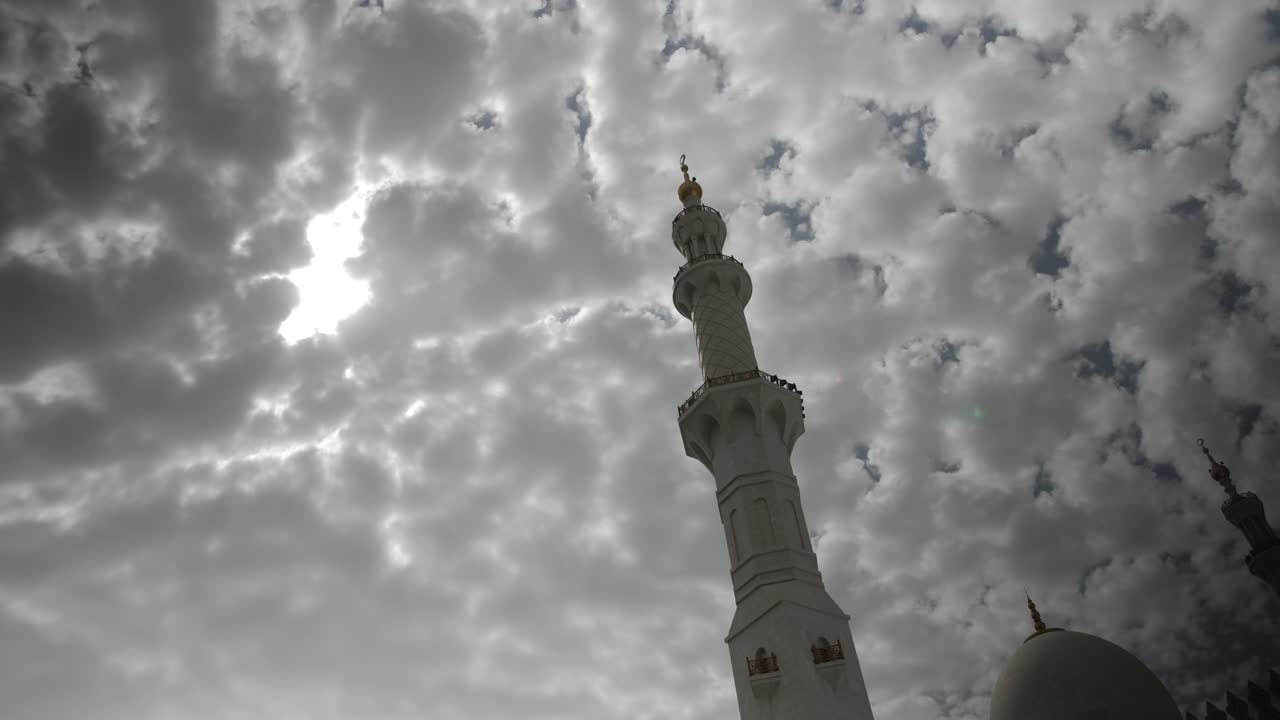 minarete de la mezquita en los emiratos árabes unidos con nubes en el fondo