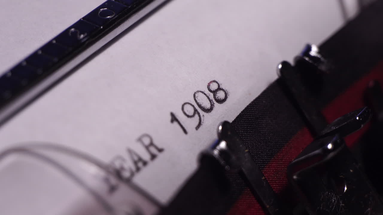 1908 년, 빈  종이에 빈 타자기로 타이핑, 클로즈업