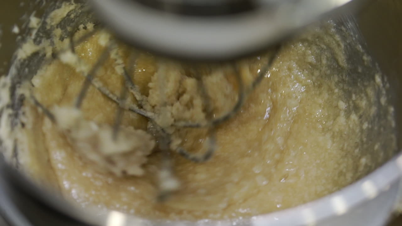 mescolando gli ingredienti burro zucchero in una ciotola