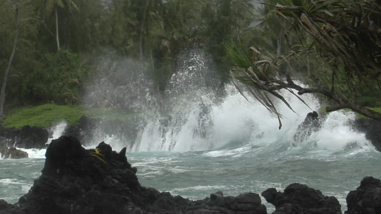 A Large Pacific Storm Batters Hawaii With Large Waves 10 | Premium ...