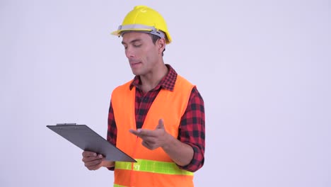joven y guapo hombre hispano trabajador de la construcción