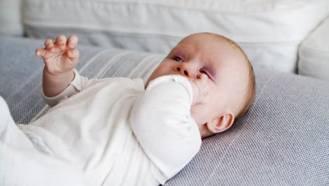 Süßes,-Entzückendes-Baby,-Das-Auf-Der-Couch-Liegt