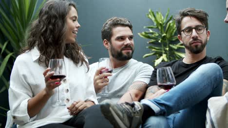 Jóvenes-Sonrientes-Bebiendo-Vino-En-La-Terraza.