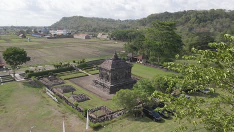 hermosa vista aérea del templo banyunibo, un templo budista ubicado no muy lejos del templo ratu boko y el templo prambanan