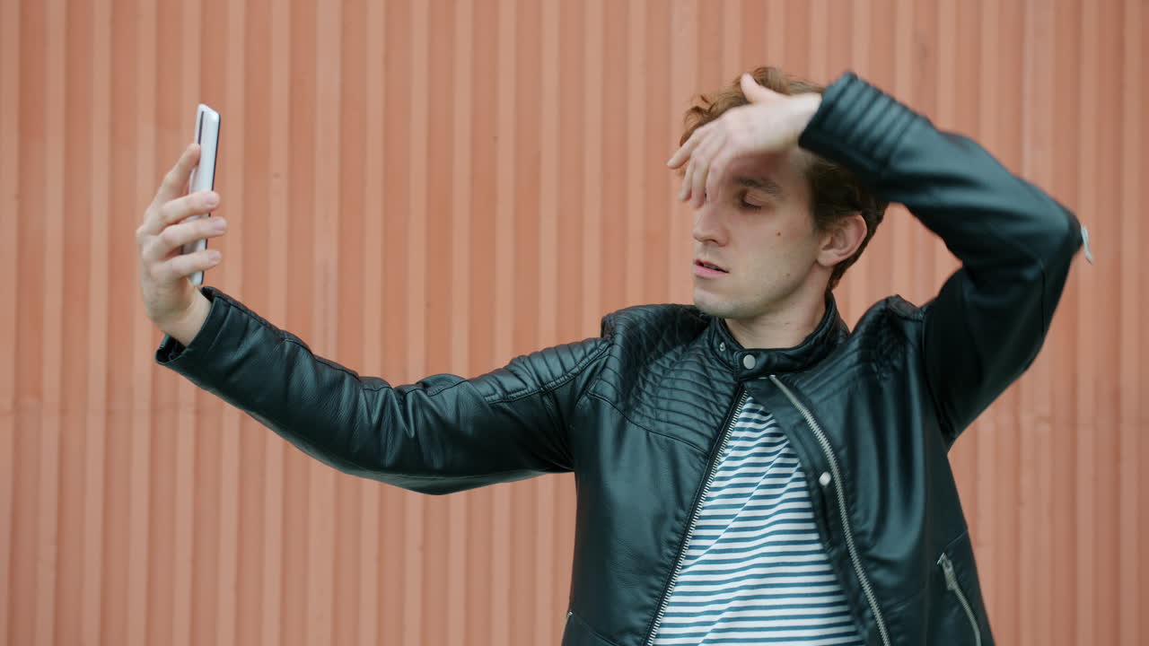 hombre tomando selfies