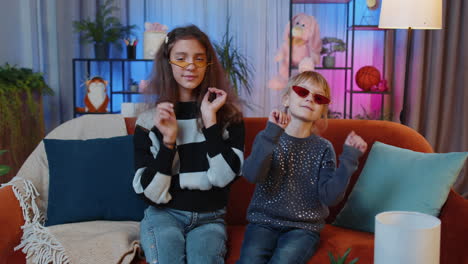 hermanos niños niñas escuchando música, bailando discoteca tonteando divirtiéndose, relajándose en la fiesta