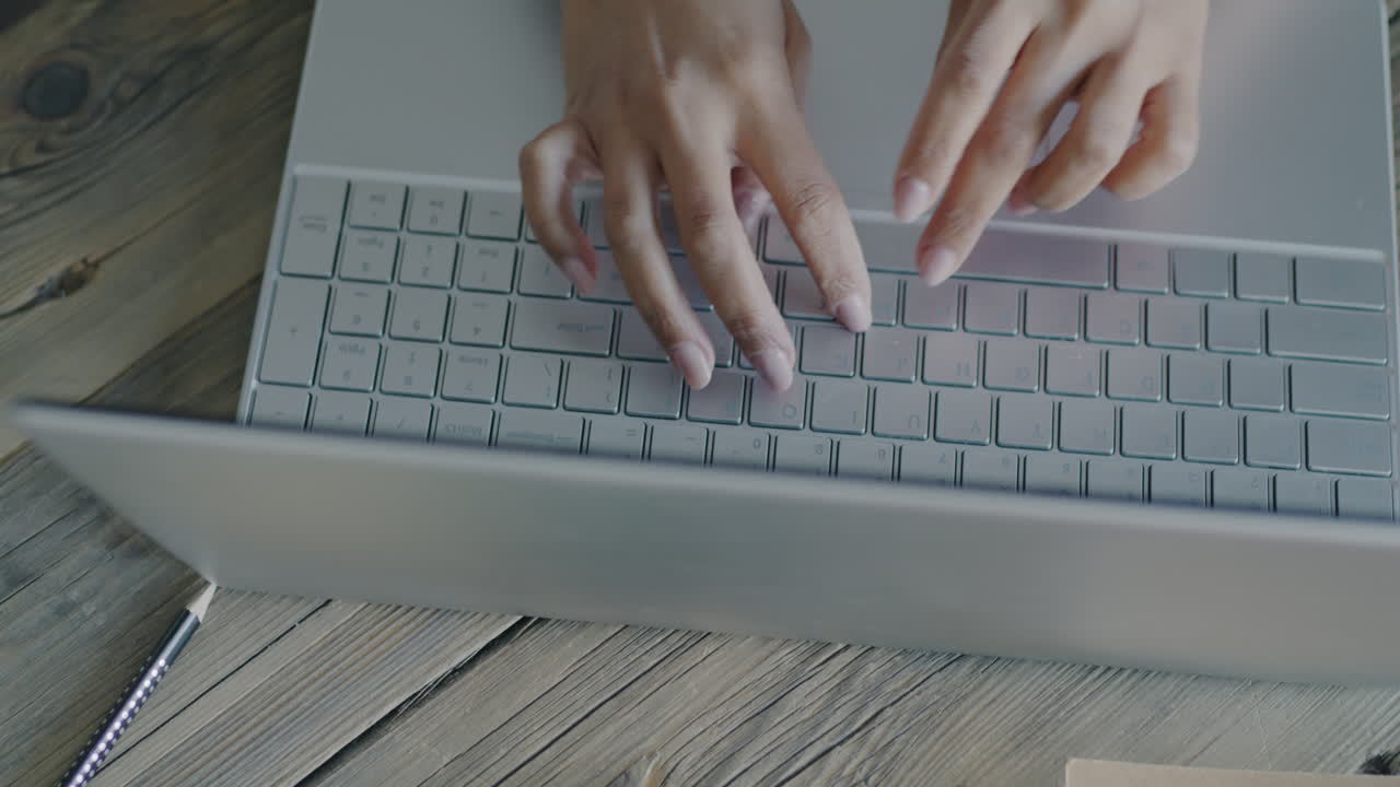 persona escribiendo en una computadora portátil