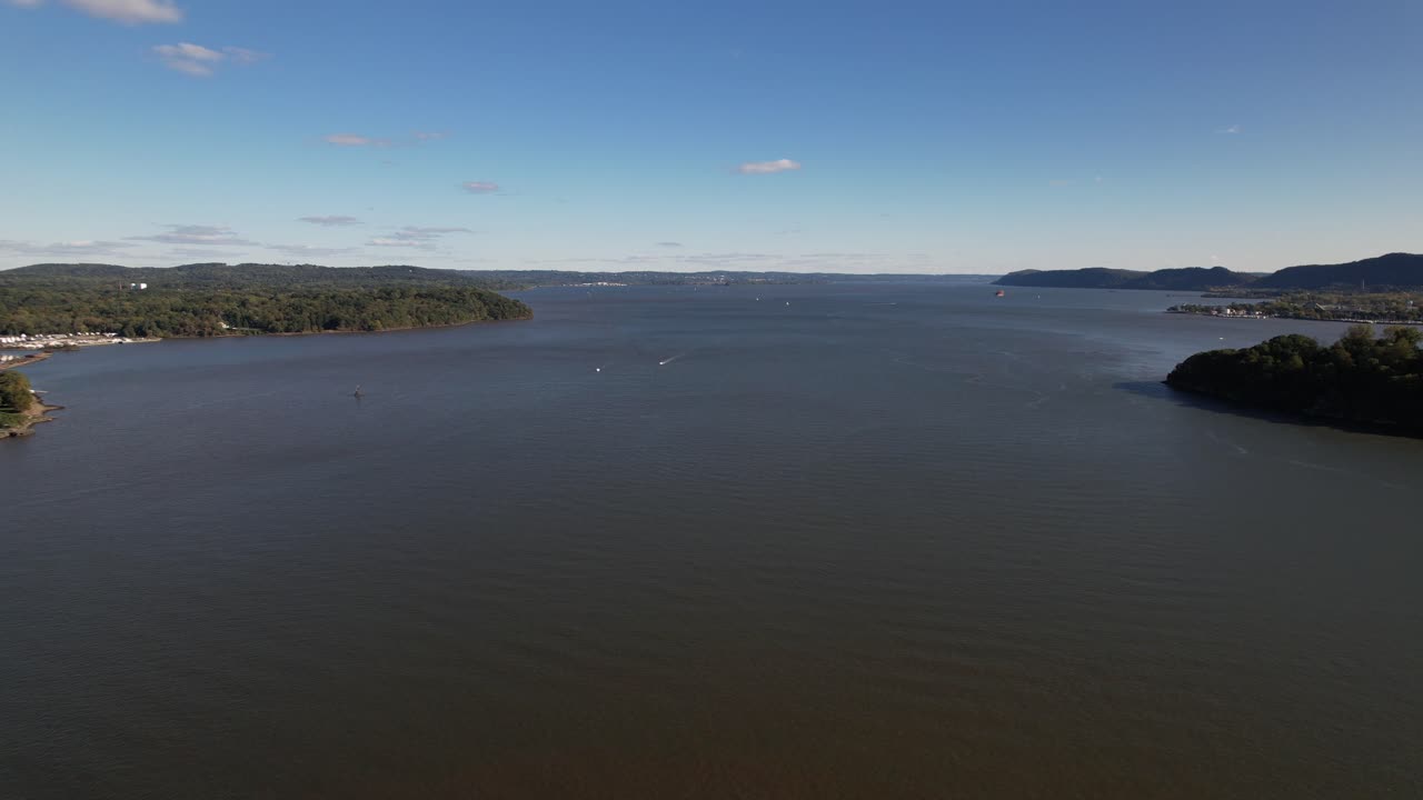 una vista aérea sobre el río hudson en el norte del estado de nueva york en la temporada de otoño en un hermoso día con cielos azules