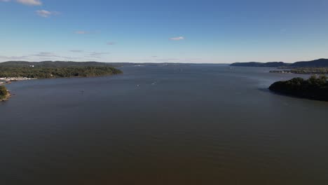 Una-Vista-Aérea-Sobre-El-Río-Hudson-En-El-Norte-Del-Estado-De-Nueva-York-En-La-Temporada-De-Otoño-En-Un-Hermoso-Día-Con-Cielos-Azules