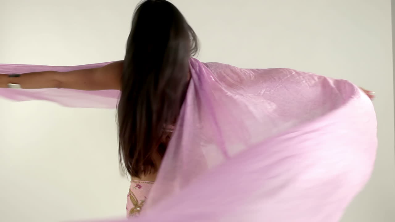 mujer bailando tradicionalmente 32