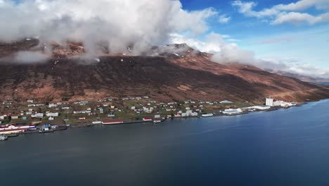 ciudad escénica de faskrudsfjordur en el este de islandia - avance aéreo