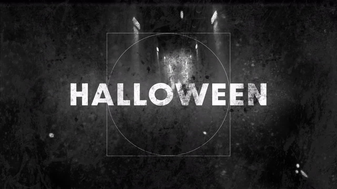 animación del texto de halloween en blanco sobre una película dañada de una figura retroiluminada al final del corredor oscuro