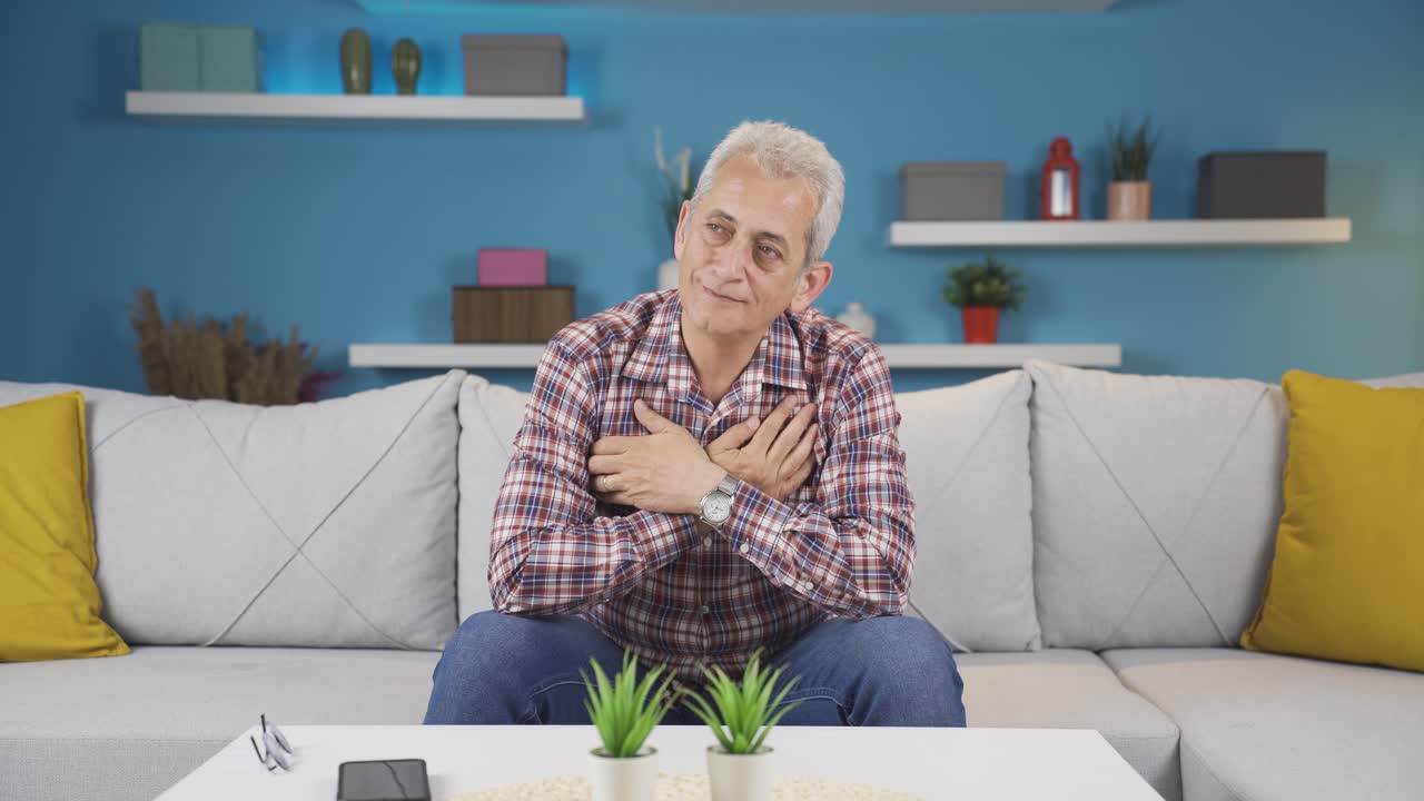 el hombre emocional se entristece.