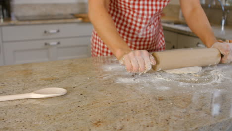 mujer horneando con huevo y harina