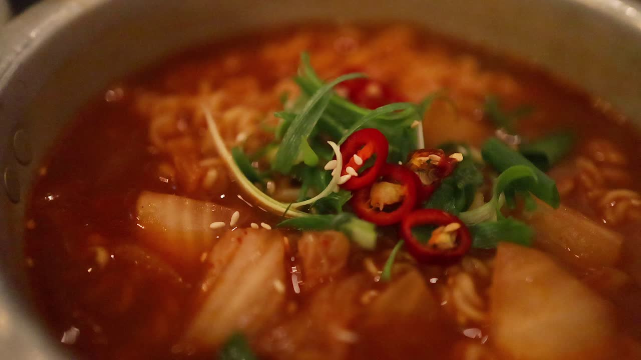primer plano de una olla de sopa de fideos ramyeon coreana