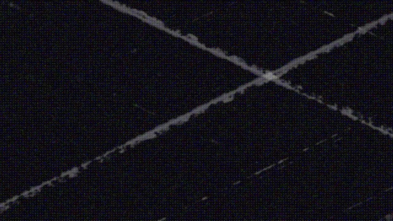 Linee Astratte di Glitch Digitale in Movimento su Sfondo Scuro