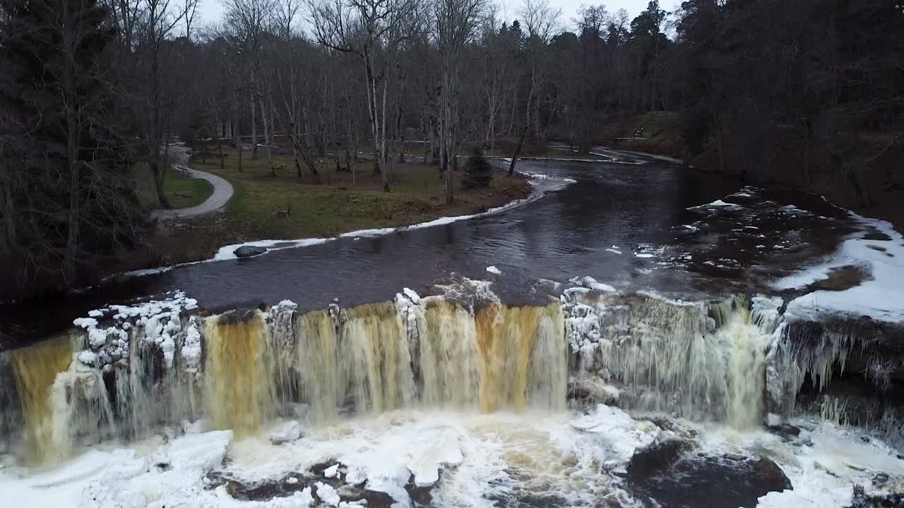 vista aérea de drones de una cascada congelada en invierno