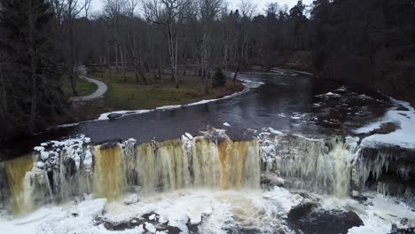 Vista-Aérea-De-Drones-De-Una-Cascada-Congelada-En-Invierno