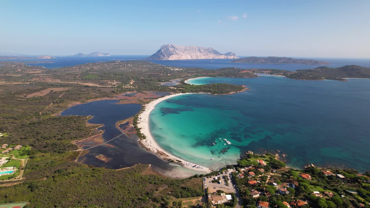 사르데냐의 임스푸투 해변 위의 무인기 비행