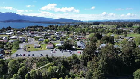 Manapouri-Stadt-Von-Einer-Drohne-In-Neuseeland-Mit-Bergen-Im-Hintergrund