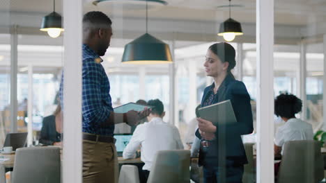 Hombre-De-Negocios-Conversando-Con-Una-Pasante-Discutiendo-Los-Datos-Del-Proyecto-En-Una-Tableta-Informando-A-Un-Asistente-Personal-Que-Comparte-La-Estrategia-De-Desarrollo-En-Una-Oficina-Moderna-4k