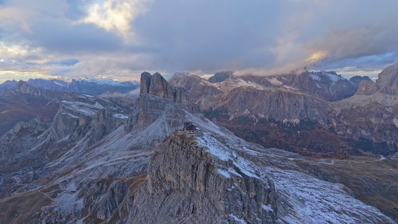 Nuvole spettacolari sopra le montagne del Passo Giau in autunno, viste da drone