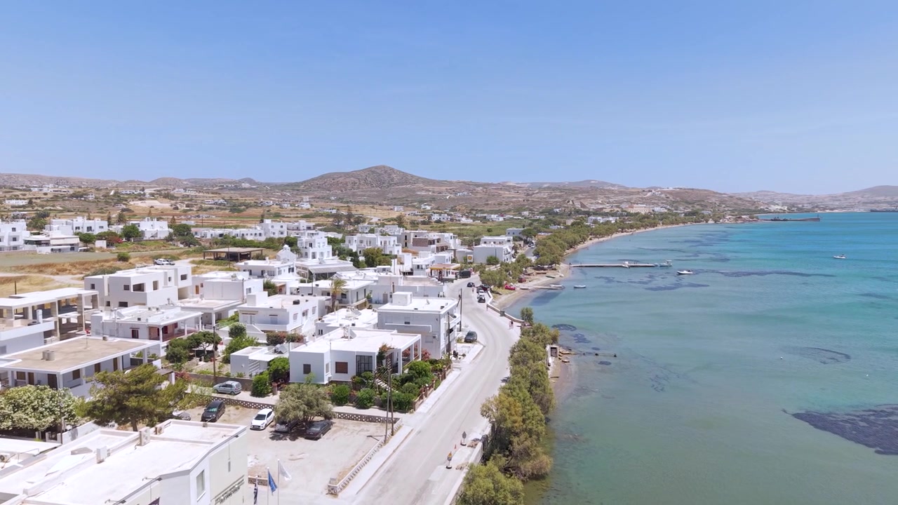 Panoramica aerea della Baia di Papikinou Beach, Milos, Adamantas, Grecia.