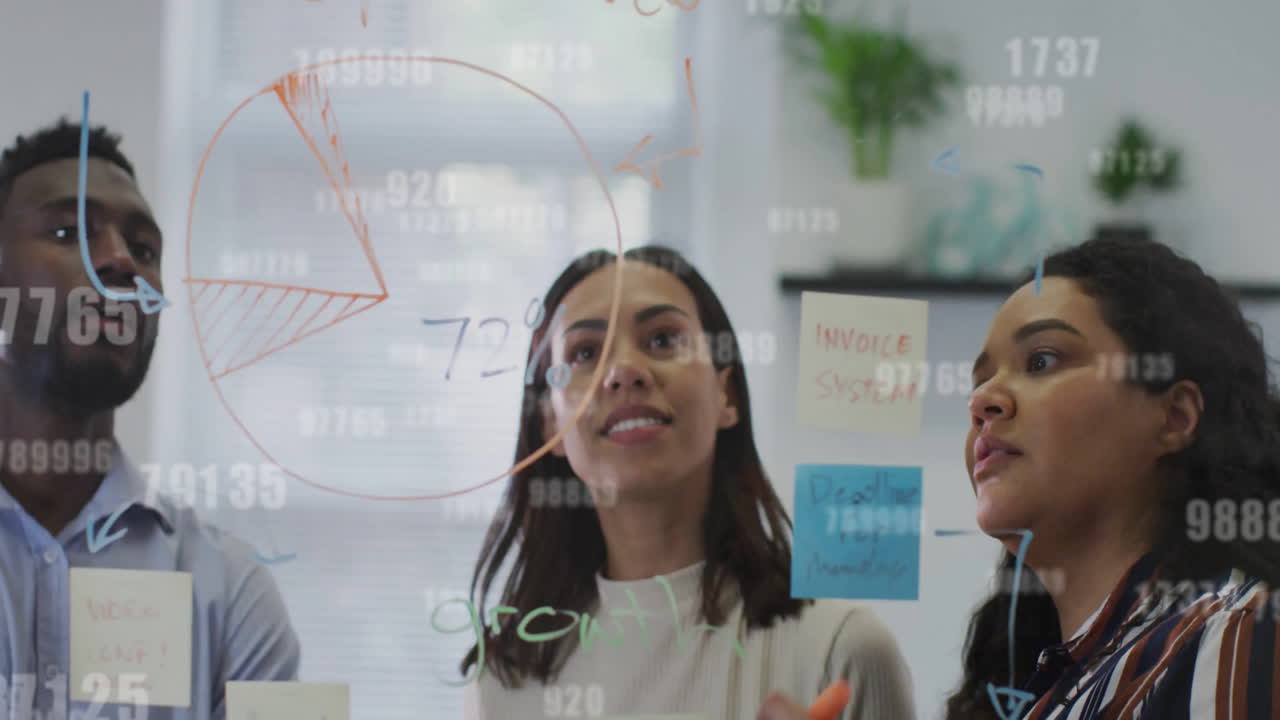 animación del procesamiento de datos sobre diversas personas de negocios en la oficina