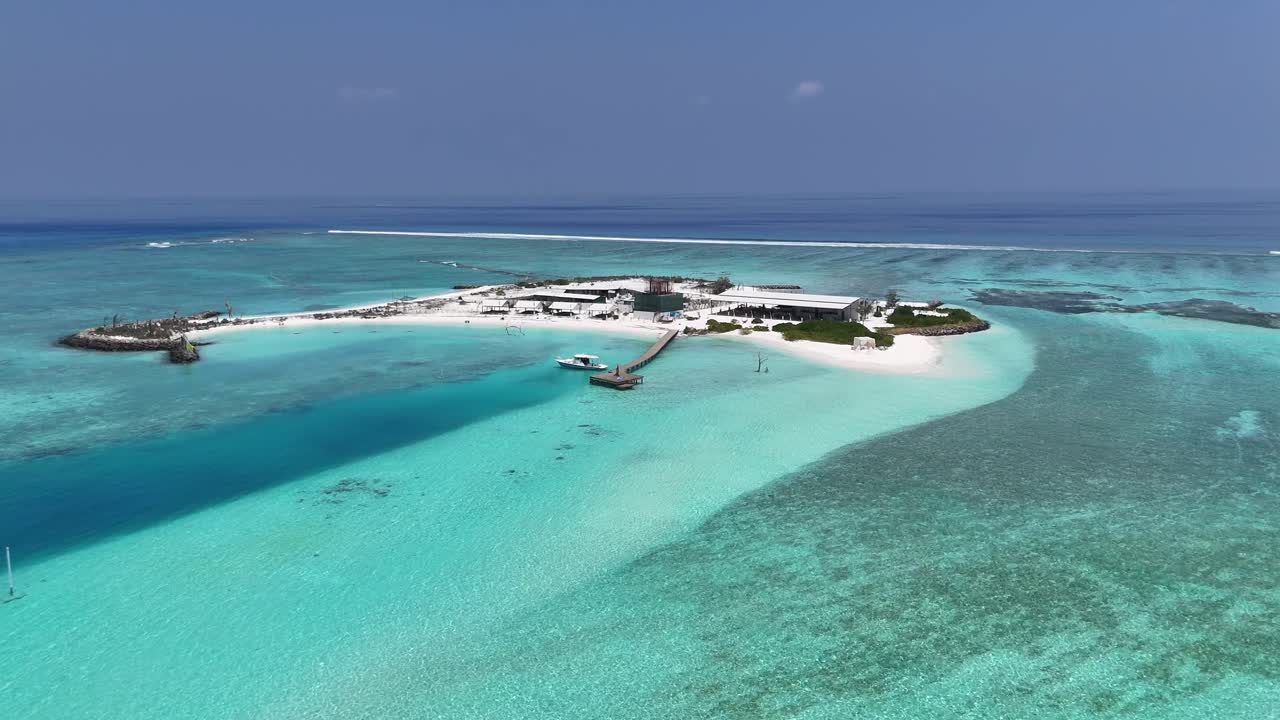Veduta aerea con drone dell'isola di Maafushi e della laguna turchese delle Maldive.